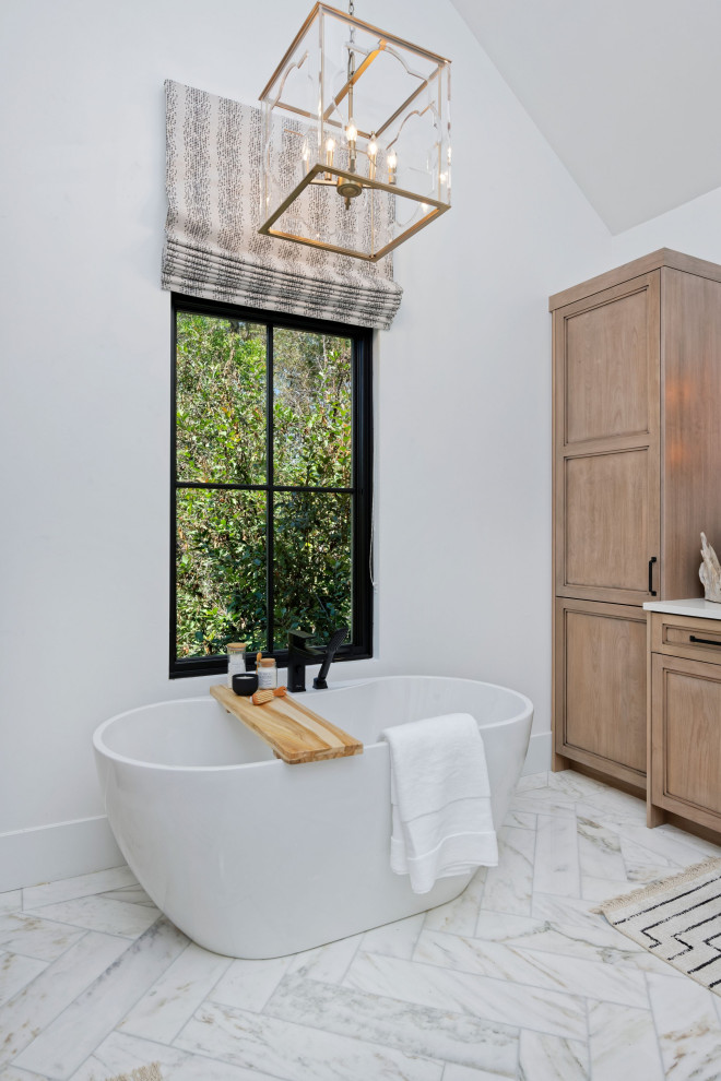 Exemple d'une salle de bain principale tendance en bois brun de taille moyenne avec un placard à porte shaker, une baignoire indépendante, un espace douche bain, un mur beige, un sol en carrelage de terre cuite, un lavabo encastré, un plan de toilette en quartz modifié, un sol blanc, une cabine de douche à porte battante et un plan de toilette blanc.