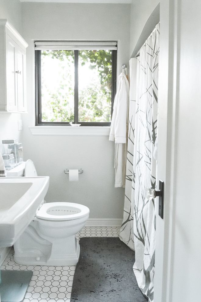 На фото: маленькая ванная комната в стиле модернизм с раздельным унитазом, белой плиткой, керамической плиткой, серыми стенами, полом из керамической плитки, раковиной с пьедесталом и белым полом для на участке и в саду с