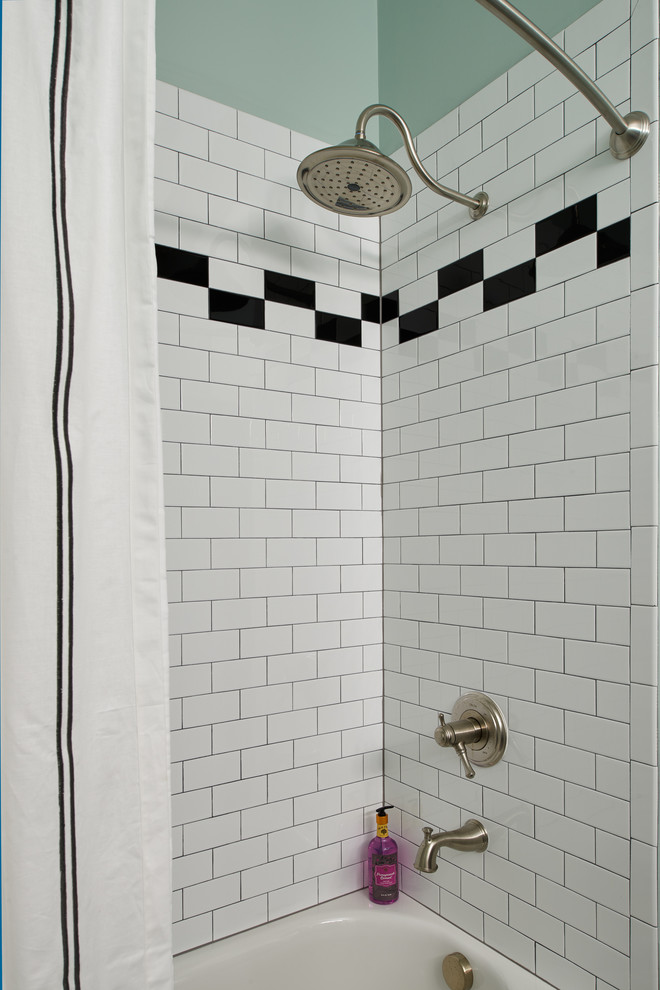 Стильный дизайн: большая детская ванная комната в стиле кантри с фасадами с декоративным кантом, белыми фасадами, ванной в нише, душем над ванной, унитазом-моноблоком, черно-белой плиткой, керамогранитной плиткой, зелеными стенами, полом из керамогранита, врезной раковиной, столешницей из искусственного кварца, серым полом и шторкой для ванной - последний тренд