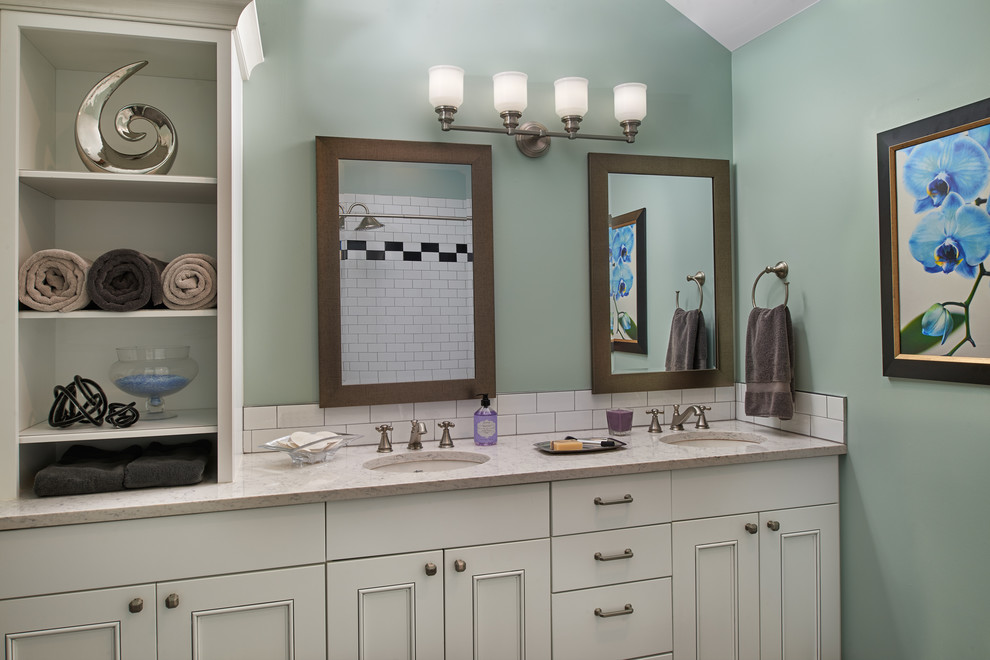 Idéer för ett stort amerikanskt badrum för barn, med luckor med profilerade fronter, vita skåp, ett badkar i en alkov, en dusch/badkar-kombination, en toalettstol med hel cisternkåpa, svart och vit kakel, porslinskakel, gröna väggar, klinkergolv i porslin, ett undermonterad handfat, bänkskiva i kvarts, grått golv och dusch med duschdraperi