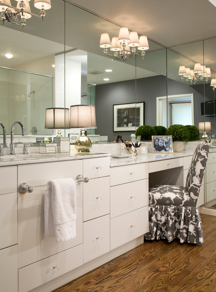 デンバーにあるトランジショナルスタイルのおしゃれな浴室 (フラットパネル扉のキャビネット、白いキャビネット、濃色無垢フローリング) の写真