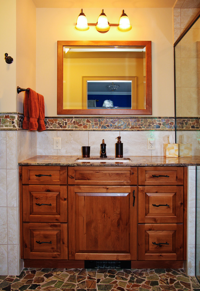 ニューヨークにあるトラディショナルスタイルのおしゃれな浴室 (御影石の洗面台、照明) の写真