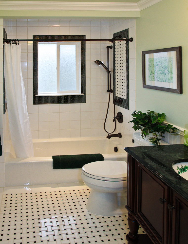 На фото: ванная комната в классическом стиле с врезной раковиной, темными деревянными фасадами, ванной в нише, душем над ванной, белой плиткой, зелеными стенами, фасадами с утопленной филенкой и разноцветным полом с