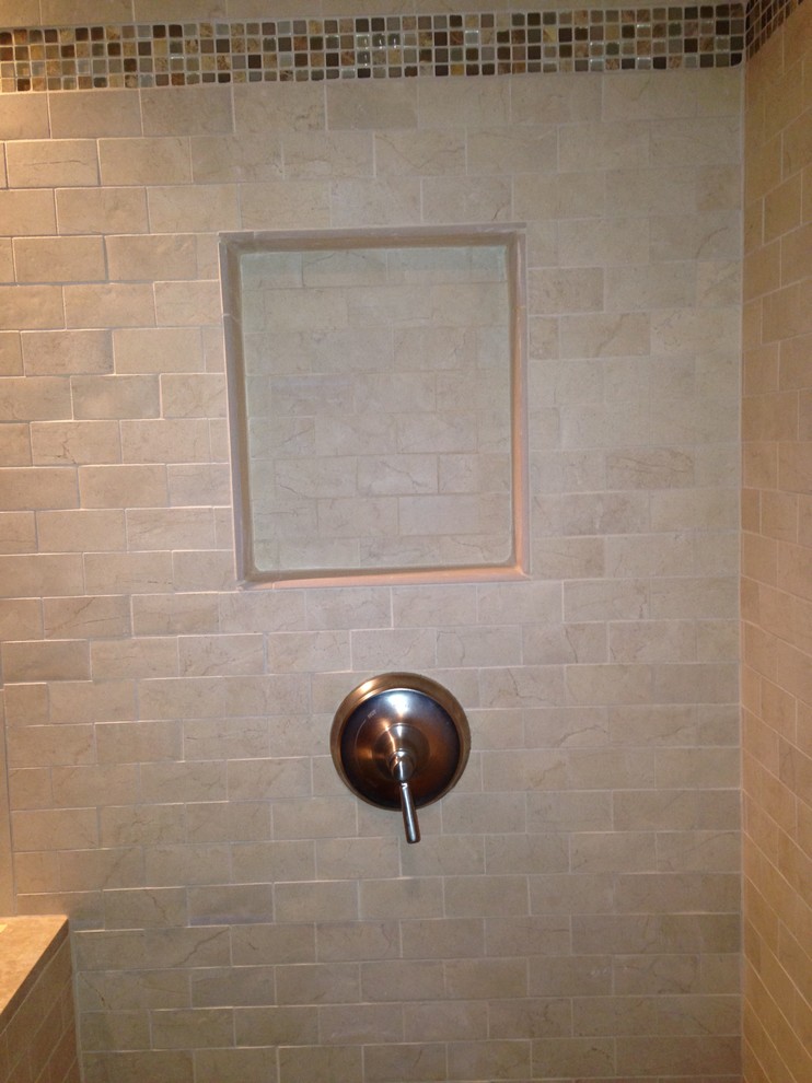 Kleines Badezimmer En Suite mit Eckdusche, beigen Fliesen und Steinfliesen in New York