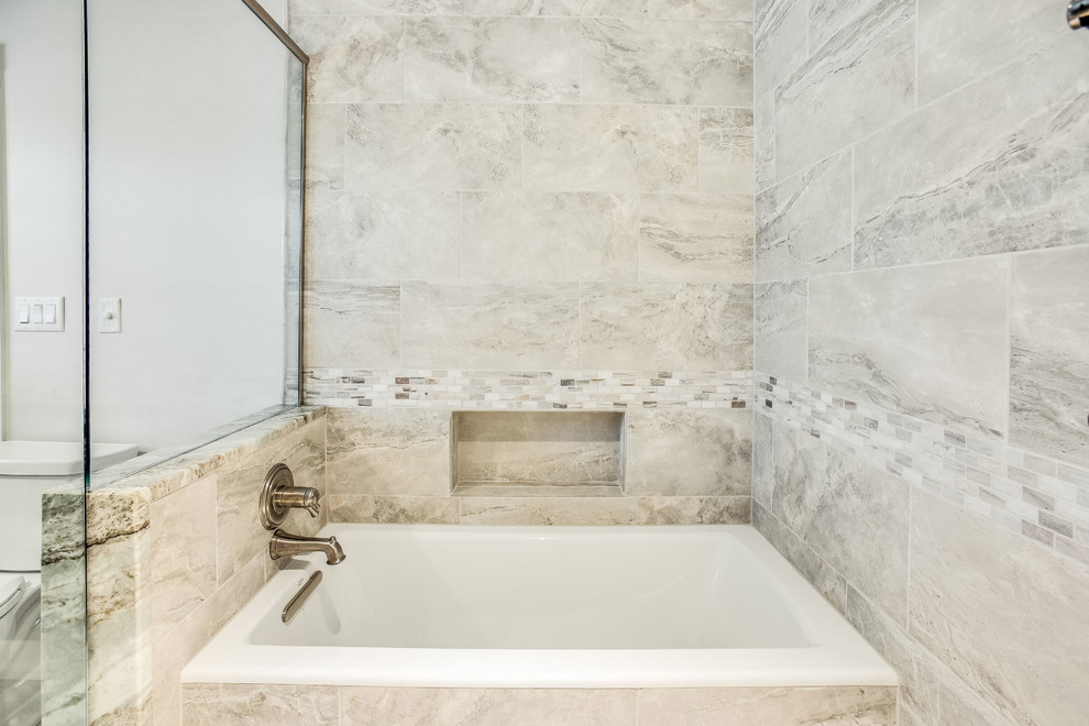 Idéer för ett mellanstort klassiskt flerfärgad en-suite badrum, med luckor med upphöjd panel, skåp i mörkt trä, ett badkar i en alkov, våtrum, en toalettstol med separat cisternkåpa, grå kakel, porslinskakel, grå väggar, klinkergolv i porslin, ett undermonterad handfat, marmorbänkskiva, grått golv och dusch med gångjärnsdörr
