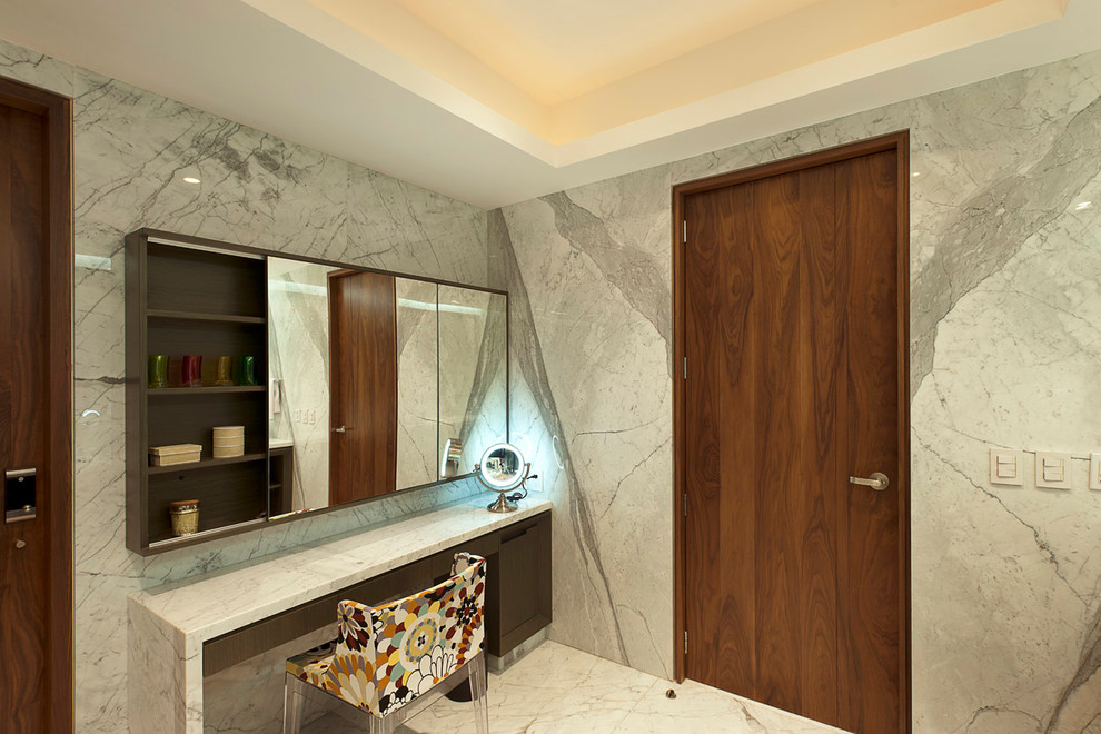 Ejemplo de cuarto de baño contemporáneo con puertas de armario de madera en tonos medios y baldosas y/o azulejos grises