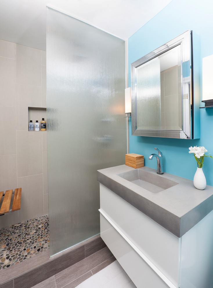 На фото: маленькая ванная комната в современном стиле с монолитной раковиной, плоскими фасадами, белыми фасадами, открытым душем, синими стенами, керамогранитной плиткой, полом из керамогранита, столешницей из бетона, серой плиткой и открытым душем для на участке и в саду с