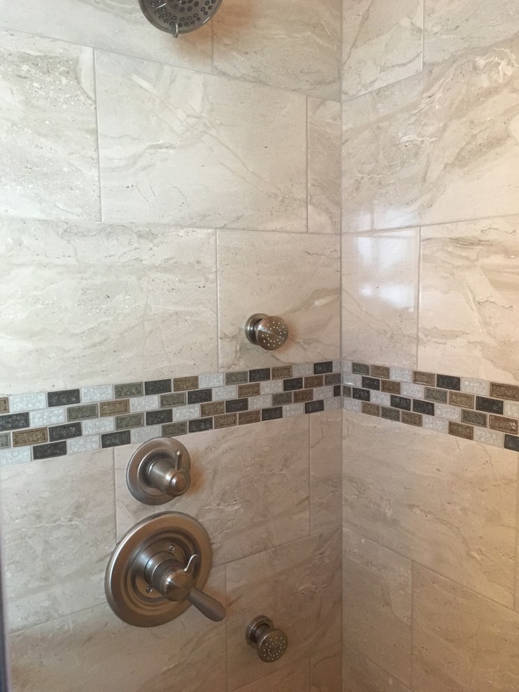 Klassisk inredning av ett litet vit vitt en-suite badrum, med luckor med upphöjd panel, skåp i ljust trä, en dusch i en alkov, en toalettstol med separat cisternkåpa, beige kakel, keramikplattor, beige väggar, mellanmörkt trägolv, ett undermonterad handfat, bänkskiva i kvarts, brunt golv och dusch med skjutdörr