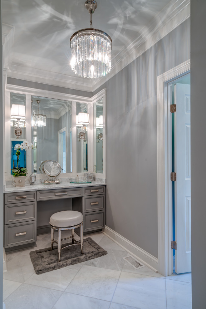 Modelo de cuarto de baño principal tradicional grande con puertas de armario grises, baldosas y/o azulejos de mármol, suelo de mármol y encimera de mármol