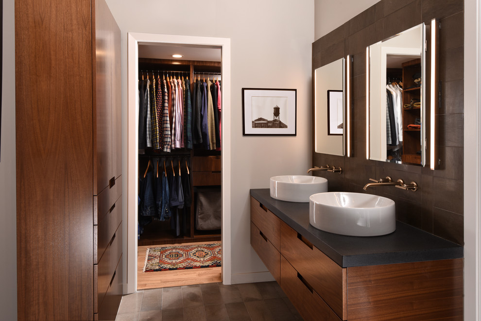 Ispirazione per una stanza da bagno design con ante lisce, ante in legno scuro, pareti beige e lavabo a bacinella