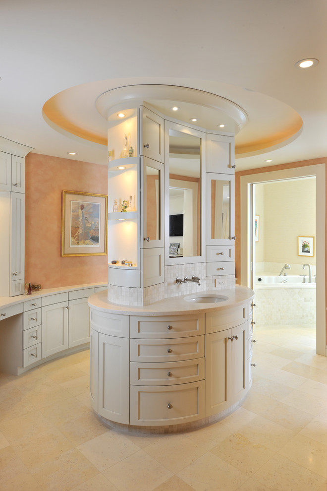 Foto på ett vintage en-suite badrum, med ett undermonterad handfat, möbel-liknande, vita skåp, marmorbänkskiva, ett platsbyggt badkar, stenkakel, rosa väggar, marmorgolv och beige kakel