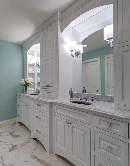 Mittelgroßes Klassisches Badezimmer En Suite mit Schrankfronten mit vertiefter Füllung, weißen Schränken, Granit-Waschbecken/Waschtisch, blauer Wandfarbe und Marmorboden in St. Louis