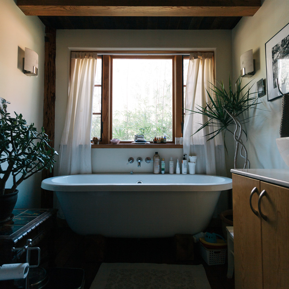 Cette photo montre une salle de bain principale montagne de taille moyenne avec une baignoire sur pieds, un mur blanc et une vasque.