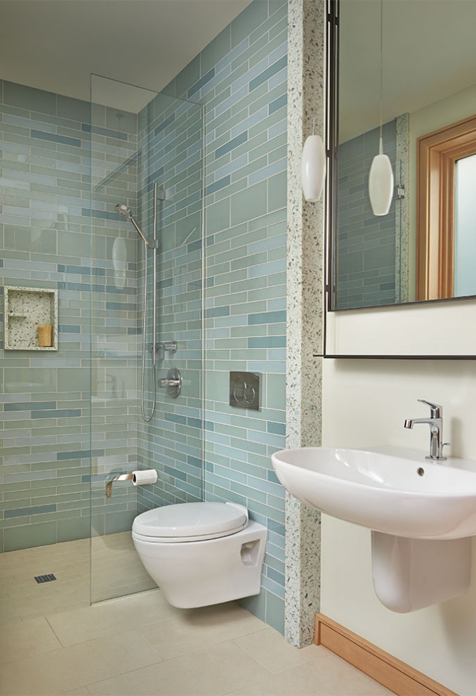 Идея дизайна: ванная комната в современном стиле с синей плиткой, бежевыми стенами, подвесной раковиной и бежевым полом