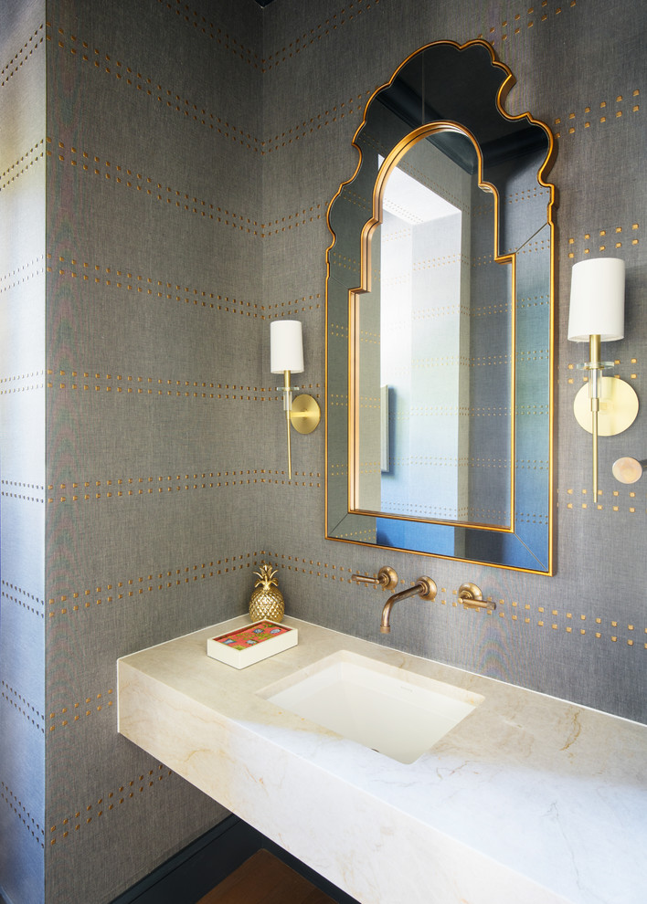 Inspiration pour une salle de bain traditionnelle avec un mur gris, un lavabo encastré et un plan de toilette beige.