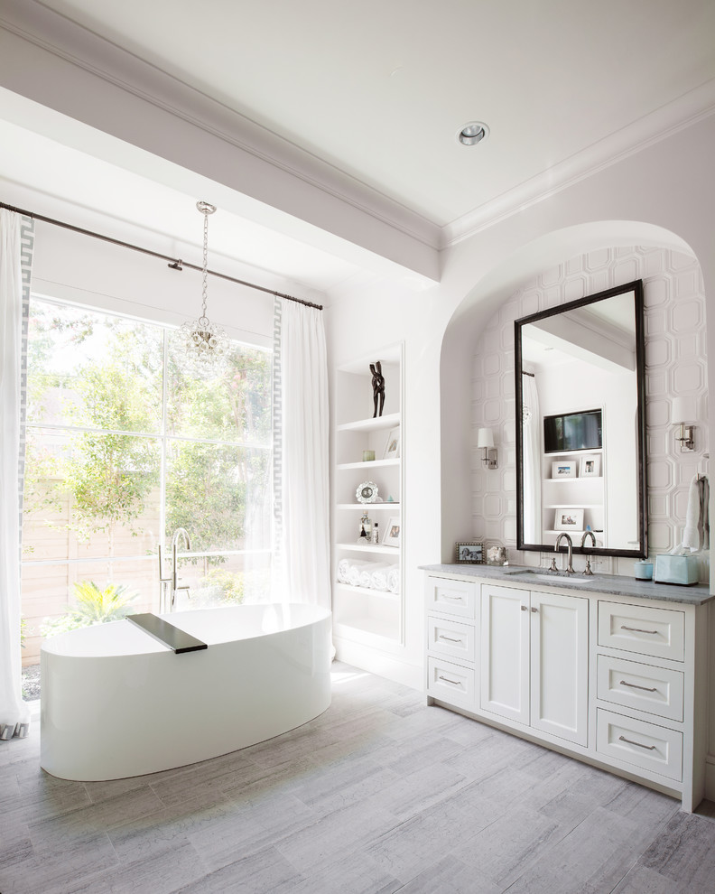 Esempio di una stanza da bagno tradizionale con ante in stile shaker, ante bianche, vasca freestanding, piastrelle bianche, pareti bianche, lavabo sottopiano, pavimento grigio e top grigio