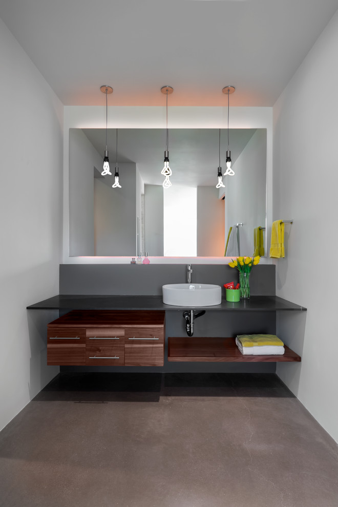 Идея дизайна: ванная комната в современном стиле с настольной раковиной, плоскими фасадами, темными деревянными фасадами, белыми стенами и зеркалом с подсветкой
