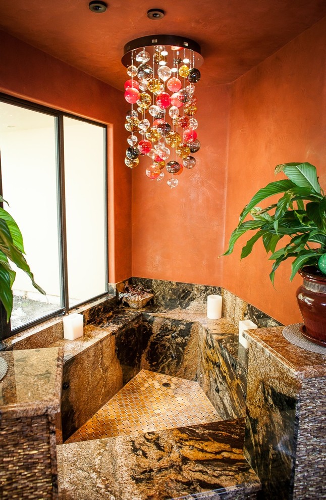 Источник вдохновения для домашнего уюта: большая главная ванная комната в средиземноморском стиле с фасадами островного типа, темными деревянными фасадами, гидромассажной ванной, угловым душем, оранжевыми стенами, полом из керамической плитки, настольной раковиной, столешницей из гранита, оранжевым полом, душем с распашными дверями и разноцветной столешницей