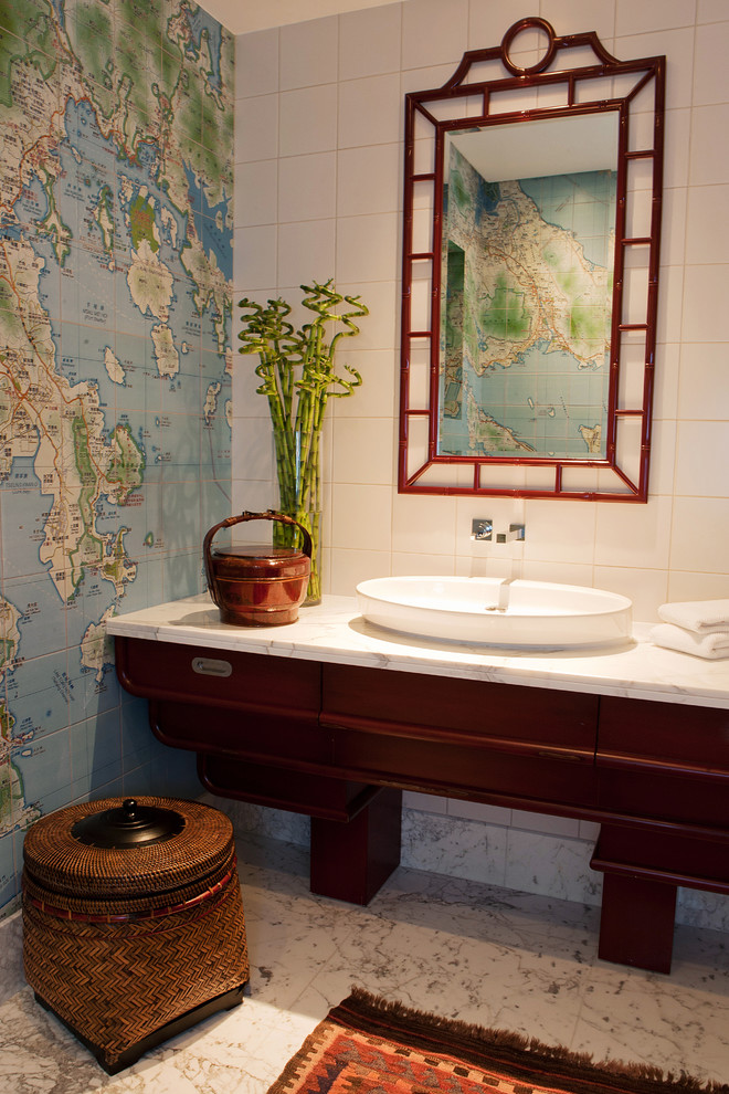 Cette image montre une salle de bain asiatique avec une vasque et un mur multicolore.