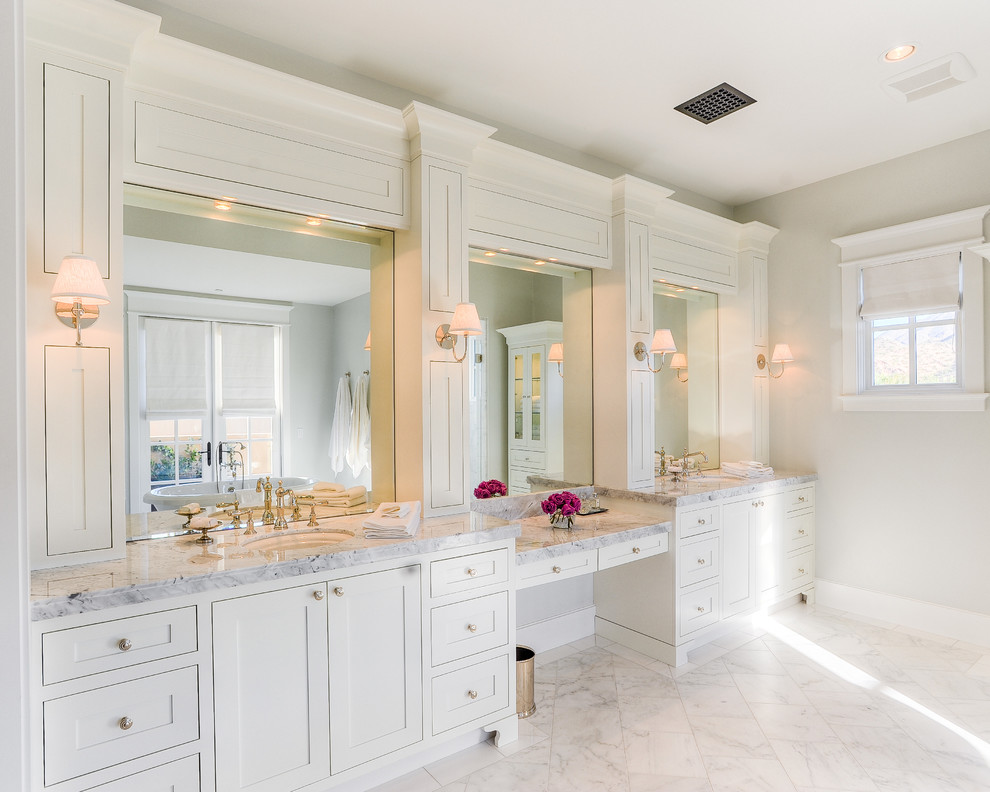 Inspiration för ett vintage badrum, med ett undermonterad handfat, möbel-liknande, vita skåp, marmorbänkskiva, ett fristående badkar, vit kakel och stenkakel