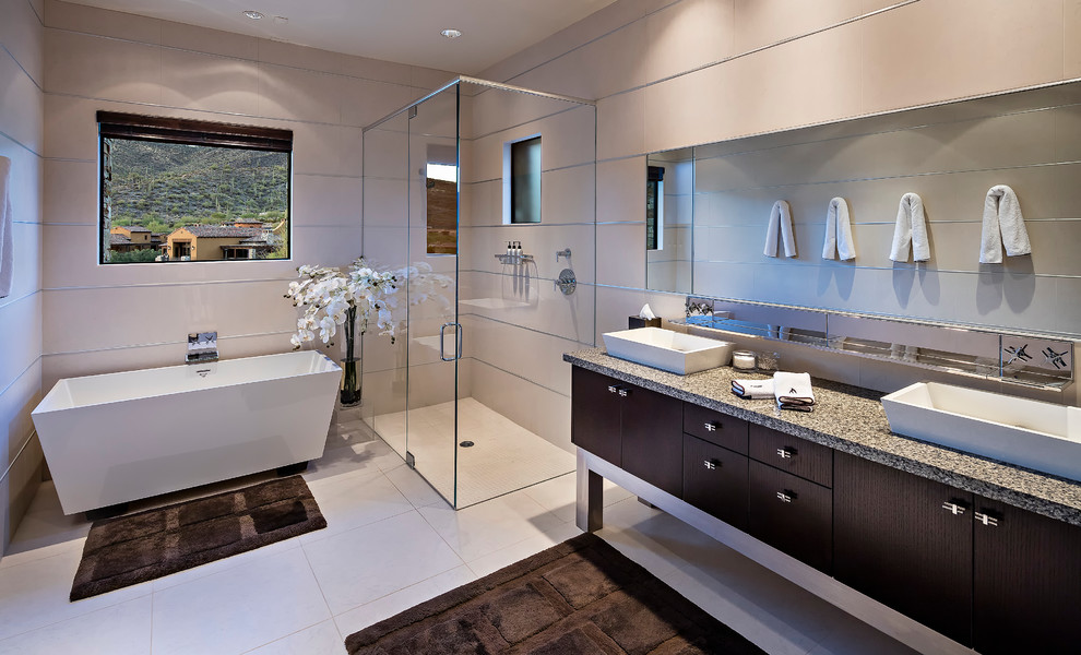 Modernes Badezimmer En Suite mit Aufsatzwaschbecken, flächenbündigen Schrankfronten, dunklen Holzschränken, freistehender Badewanne und bodengleicher Dusche in Phoenix
