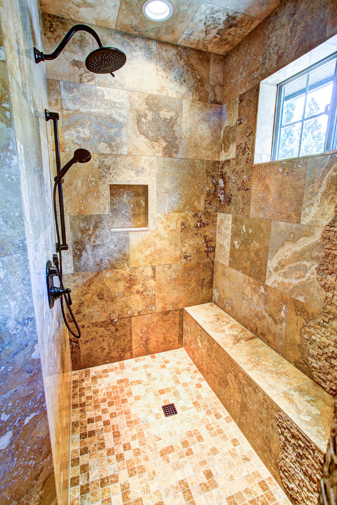 Idéer för stora rustika en-suite badrum, med luckor med upphöjd panel, skåp i mellenmörkt trä, ett platsbyggt badkar, en dusch i en alkov, en toalettstol med hel cisternkåpa, beige kakel, vita väggar och klinkergolv i keramik
