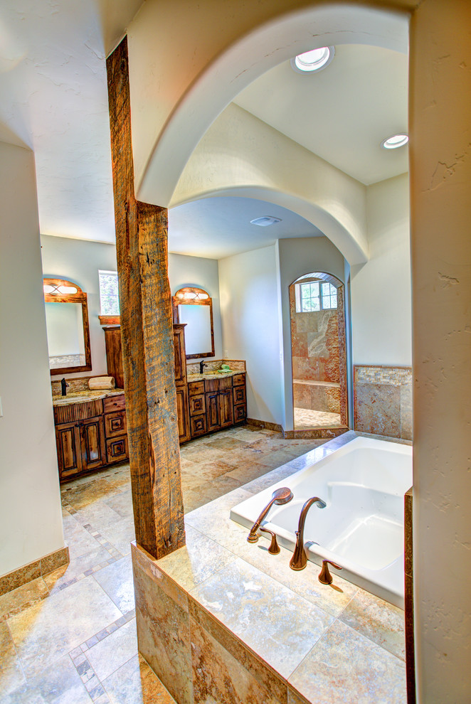 Inredning av ett rustikt stort en-suite badrum, med ett nedsänkt handfat, luckor med upphöjd panel, skåp i mellenmörkt trä, ett platsbyggt badkar, en dusch i en alkov, en toalettstol med hel cisternkåpa, beige kakel, vita väggar och klinkergolv i keramik