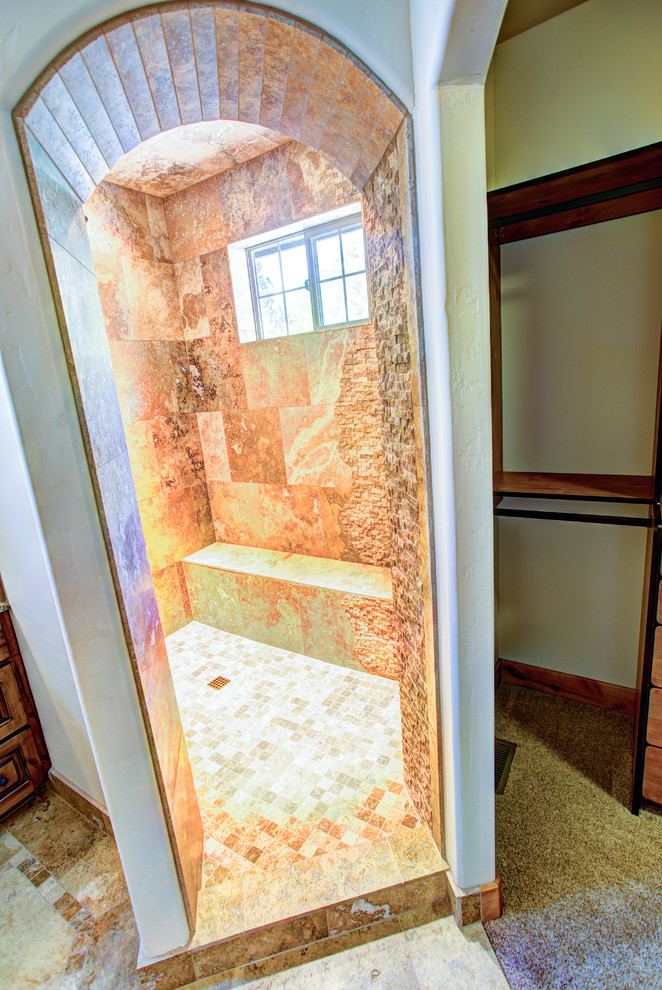 Idéer för ett stort rustikt en-suite badrum, med ett nedsänkt handfat, luckor med upphöjd panel, skåp i mellenmörkt trä, ett platsbyggt badkar, en dusch i en alkov, en toalettstol med hel cisternkåpa, beige kakel, vita väggar och klinkergolv i keramik
