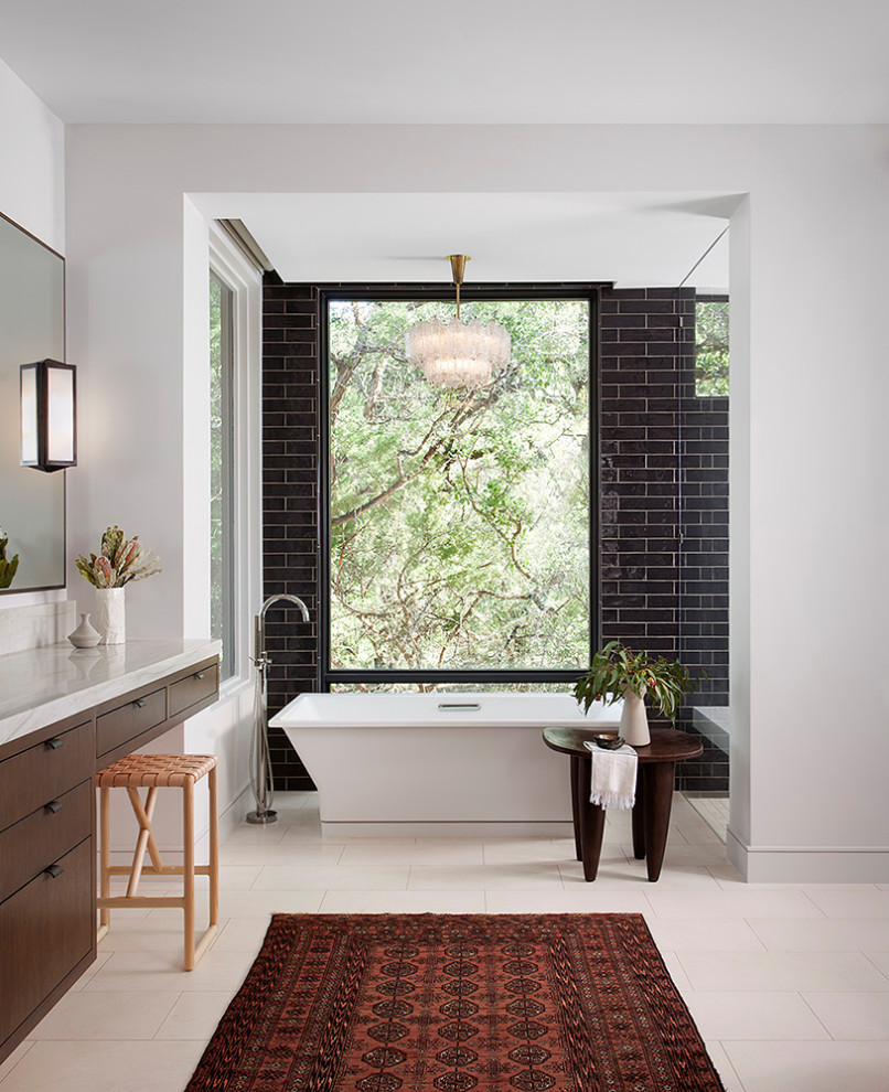 Пример оригинального дизайна: главная ванная комната в современном стиле с плоскими фасадами, темными деревянными фасадами, отдельно стоящей ванной, черной плиткой, плиткой кабанчик, белыми стенами, бежевым полом и серой столешницей