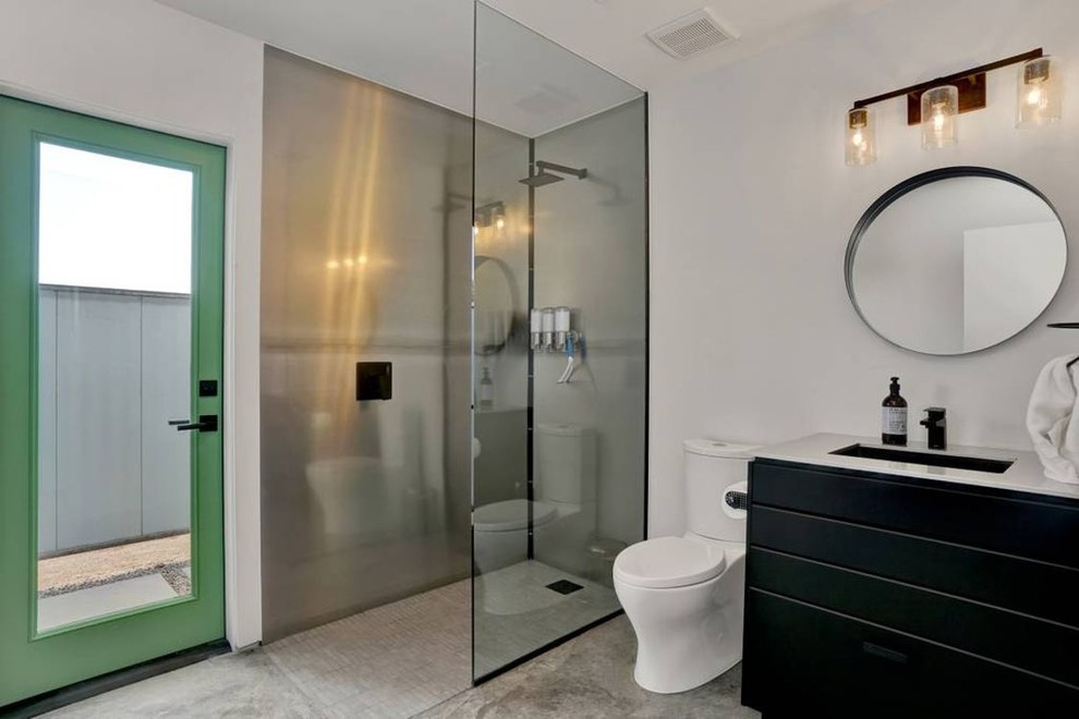 ロサンゼルスにある小さなモダンスタイルのおしゃれなマスターバスルーム (家具調キャビネット、黒いキャビネット、オープン型シャワー、アンダーカウンター洗面器、ステンレスの洗面台、オープンシャワー) の写真