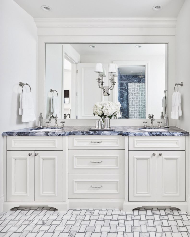 Ispirazione per una stanza da bagno mediterranea con vasca freestanding e pavimento in marmo