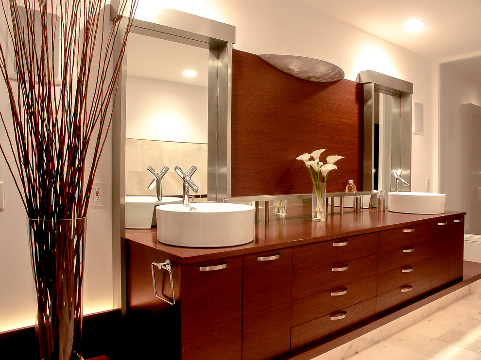 Idée de décoration pour une salle de bain principale minimaliste en bois foncé de taille moyenne avec un placard à porte plane, un sol en marbre, un mur blanc, une vasque, un plan de toilette en bois et une baignoire d'angle.