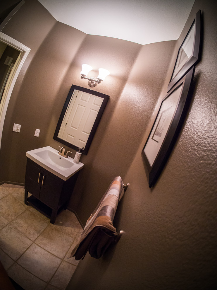Idee per una piccola stanza da bagno contemporanea con ante lisce, ante nere, pareti marroni, pavimento con piastrelle in ceramica e lavabo a consolle