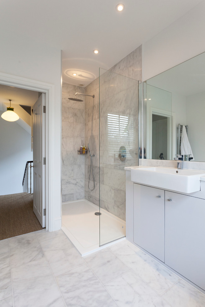 ロンドンにあるコンテンポラリースタイルのおしゃれな浴室 (フラットパネル扉のキャビネット、白いキャビネット、白いタイル、白い壁、アルコーブ型シャワー、白い床) の写真