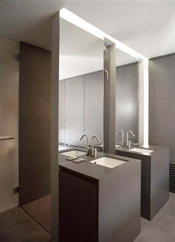 Foto di una piccola stanza da bagno padronale contemporanea con ante lisce e ante grigie