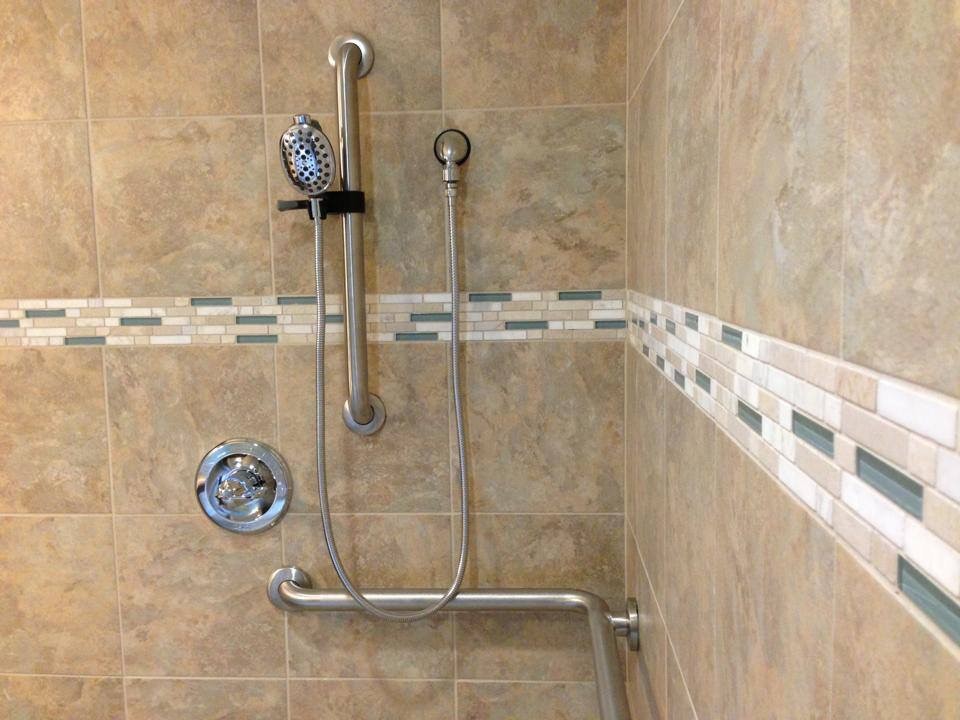 Klassisches Badezimmer mit Duschnische, beigen Fliesen und Keramikfliesen in Sonstige