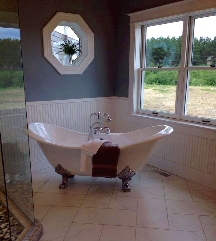 Esempio di una stanza da bagno padronale tradizionale di medie dimensioni con vasca con piedi a zampa di leone, doccia ad angolo, pareti blu, pavimento in gres porcellanato e pavimento beige