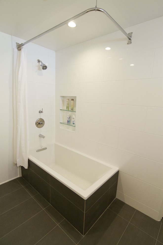 Example of a minimalist bathroom design in Los Angeles