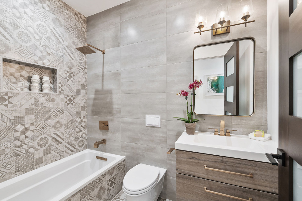 Modern inredning av ett mellanstort vit vitt badrum med dusch, med släta luckor, skåp i ljust trä, ett badkar i en alkov, en dusch/badkar-kombination, en vägghängd toalettstol, beige kakel, porslinskakel, klinkergolv i porslin, ett integrerad handfat, beiget golv och med dusch som är öppen