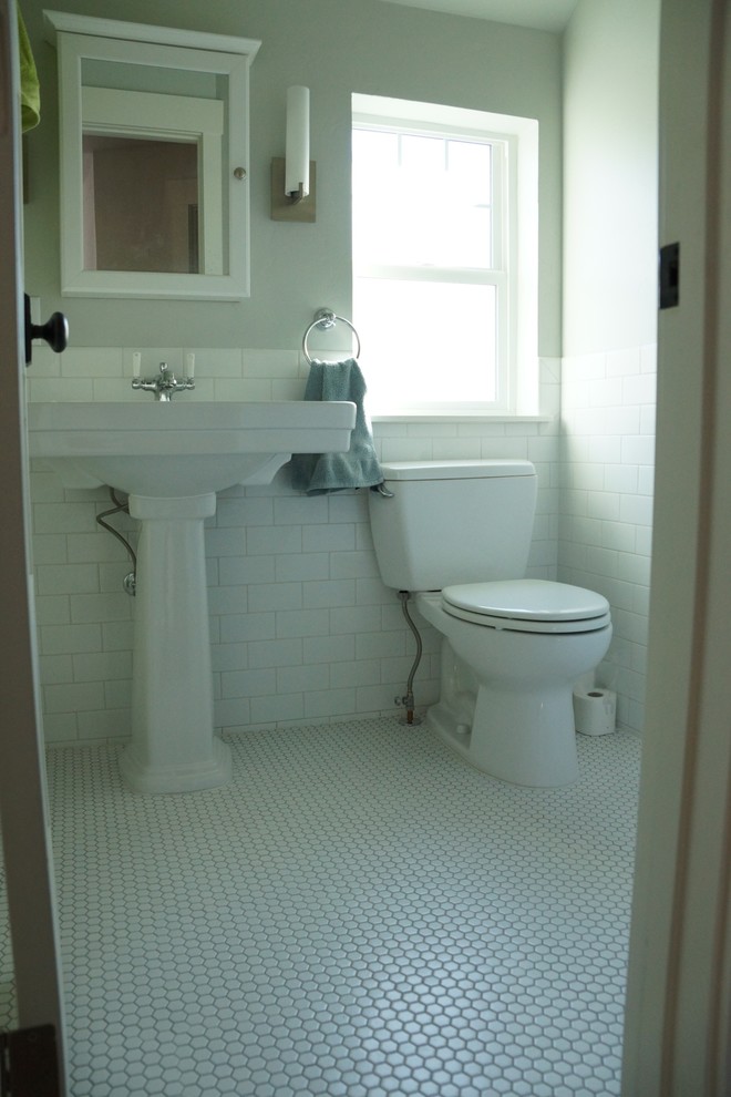 Immagine di una stanza da bagno per bambini stile americano di medie dimensioni con vasca ad alcova, WC a due pezzi, piastrelle bianche, piastrelle diamantate, pareti verdi, pavimento con piastrelle a mosaico e lavabo a colonna