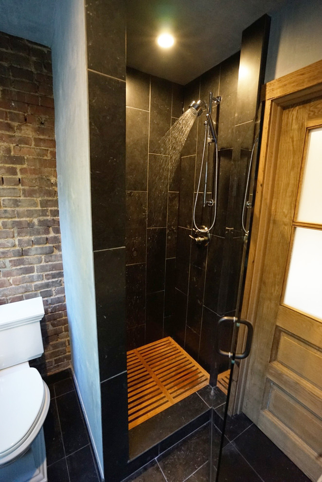 Idee per una piccola stanza da bagno con doccia bohémian con doccia ad angolo, WC monopezzo, piastrelle nere, piastrelle in gres porcellanato, pareti grigie e pavimento in gres porcellanato