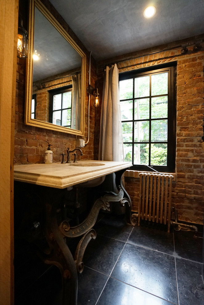 Идея дизайна: маленькая ванная комната в стиле фьюжн с открытыми фасадами, угловым душем, унитазом-моноблоком, черной плиткой, керамогранитной плиткой, коричневыми стенами, полом из керамогранита, душевой кабиной, врезной раковиной и столешницей из искусственного камня для на участке и в саду