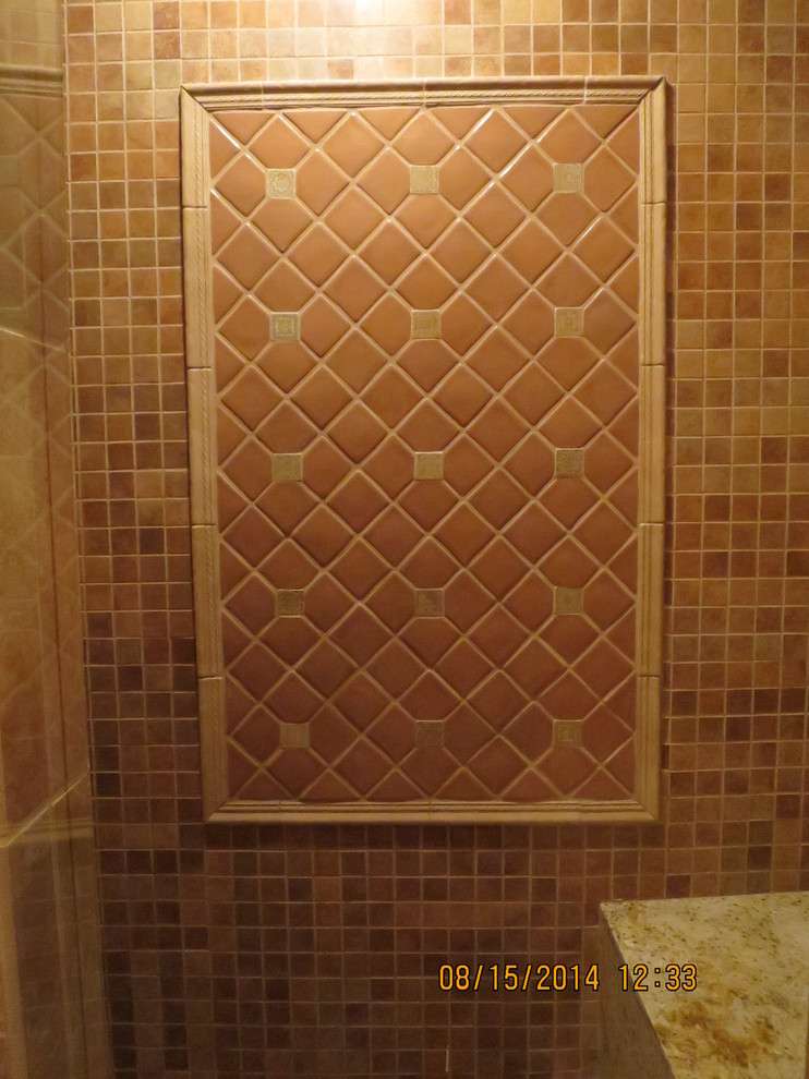 Exempel på ett mellanstort medelhavsstil badrum, med skåp i mörkt trä, granitbänkskiva, brun kakel, mosaik, klinkergolv i keramik, ett undermonterad handfat, en dusch i en alkov, luckor med upphöjd panel och orange väggar
