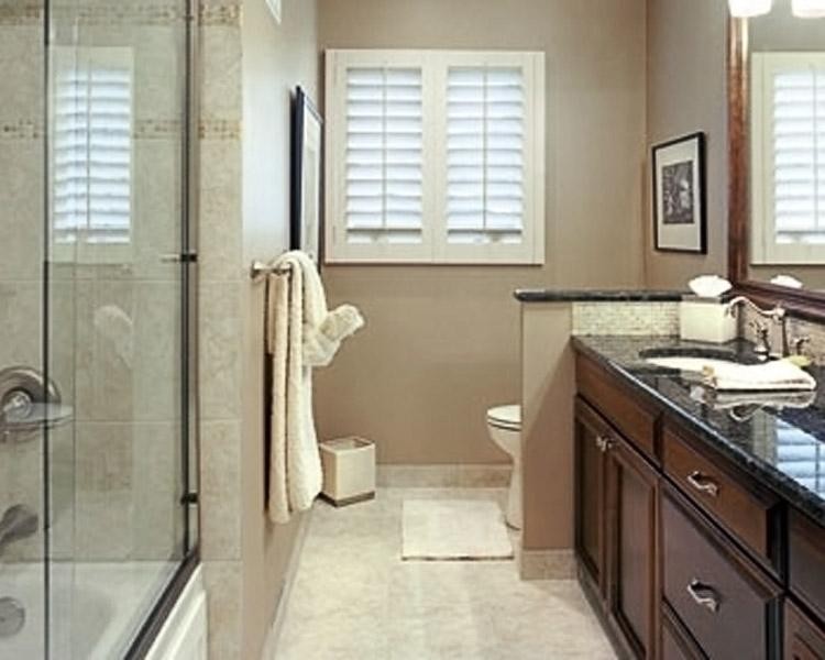 Idéer för ett litet klassiskt badrum, med ett undermonterad handfat, luckor med upphöjd panel, skåp i mellenmörkt trä, granitbänkskiva, en dusch/badkar-kombination, beige kakel, stenkakel, beige väggar och klinkergolv i porslin
