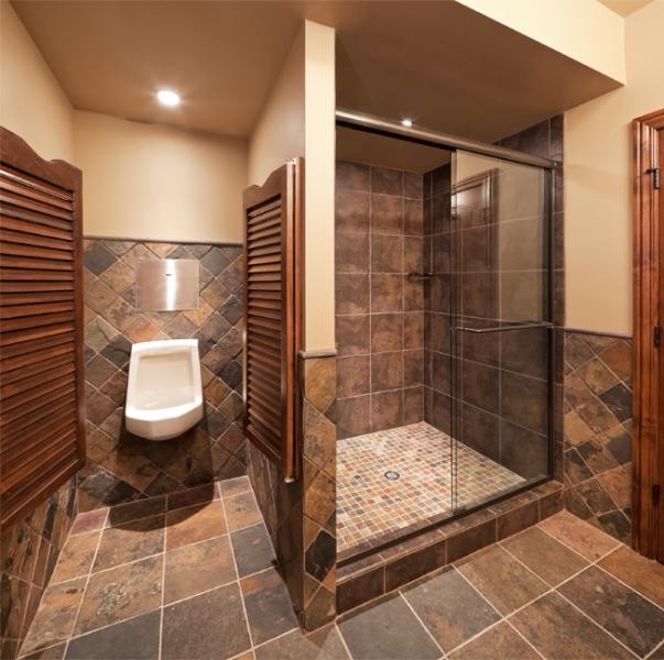 Стильный дизайн: большая ванная комната в классическом стиле с душем в нише, писсуаром, каменной плиткой, бежевыми стенами, полом из сланца и коричневой плиткой - последний тренд