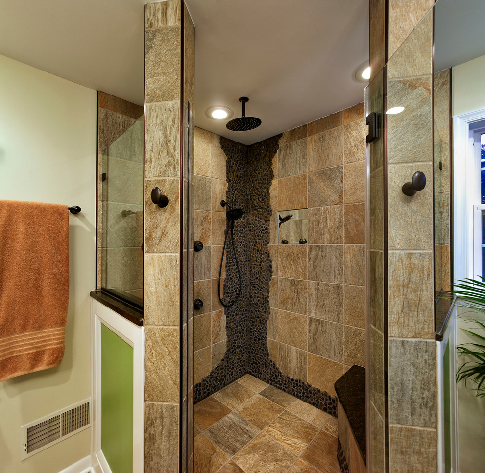 Idee per una stanza da bagno padronale design di medie dimensioni con doccia ad angolo e piastrelle di ciottoli