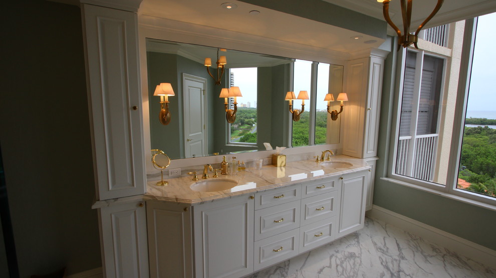 Ispirazione per una grande stanza da bagno padronale tradizionale con pareti blu, pavimento in marmo, ante con bugna sagomata, ante gialle, lavabo sottopiano e top in quarzite
