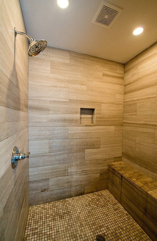 Foto de cuarto de baño principal moderno de tamaño medio con ducha empotrada, baldosas y/o azulejos de porcelana, suelo con mosaicos de baldosas, baldosas y/o azulejos beige y paredes beige
