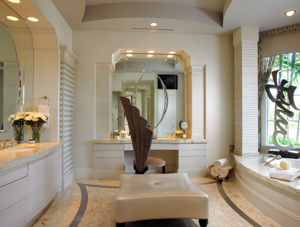 Foto di una stanza da bagno padronale classica di medie dimensioni con ante lisce, ante beige, vasca da incasso, pareti beige, pavimento con piastrelle in ceramica, lavabo sottopiano e top in granito