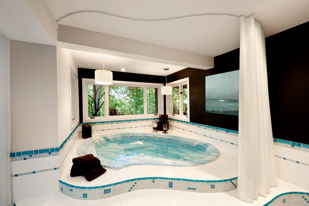 Ejemplo de cuarto de baño tradicional renovado con bañera encastrada y ventanas
